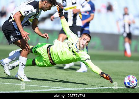 8. Januar 2023; Campbelltown Stadium, Sydney, NSW, Australien: A-League Fußball, MacArthur FC gegen Newcastle Jets; Torwart Filip Kurto vom MacArthur FC taucht ein, um zu sparen Stockfoto