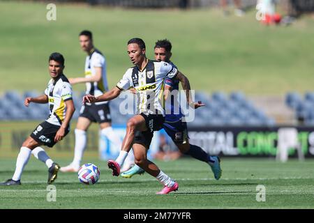 8. Januar 2023; Campbelltown Stadium, Sydney, NSW, Australien: A-League Fußball, MacArthur FC gegen Newcastle Jets; Kearyn Baccus vom MacArthur FC kontrolliert den Ball im Mittelfeld Stockfoto