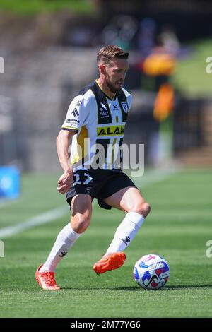 8. Januar 2023; Campbelltown Stadium, Sydney, NSW, Australien: A-League Fußball, MacArthur FC gegen Newcastle Jets; Craig Noone von MacArthur FC kontrolliert den Ball Stockfoto