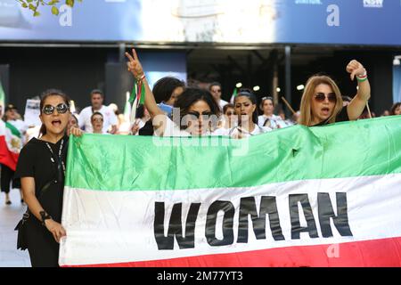 Sydney, Australien. 8. Januar 2023 Die Iraner protestieren gegen das islamische Hardliner-Regime im Iran und insbesondere gegen den Absturz von Flug PS752 im Rahmen der Proteste gegen Frauen, Leben und Freiheit. Ukraine International Airlines Flug 752 war ein internationaler ziviler Linienflug von Teheran nach Kiew, der von Ukraine International Airlines durchgeführt wurde. Am 8. Januar 2020 wurde die auf dieser Route fliegende Boeing 737-800 vom Korps der Islamischen Revolutionsgarde (IRGC) kurz nach dem Start abgeschossen, bei dem alle 176 Passagiere und Besatzungen an Bord getötet wurden. Kredit: Richard Milnes/Alamy Live News Stockfoto