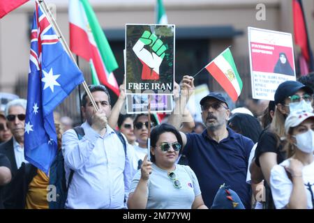 Sydney, Australien. 8. Januar 2023 Die Iraner protestieren gegen das islamische Hardliner-Regime im Iran und insbesondere gegen den Absturz von Flug PS752 im Rahmen der Proteste gegen Frauen, Leben und Freiheit. Ukraine International Airlines Flug 752 war ein internationaler ziviler Linienflug von Teheran nach Kiew, der von Ukraine International Airlines durchgeführt wurde. Am 8. Januar 2020 wurde die auf dieser Route fliegende Boeing 737-800 vom Korps der Islamischen Revolutionsgarde (IRGC) kurz nach dem Start abgeschossen, bei dem alle 176 Passagiere und Besatzungen an Bord getötet wurden. Kredit: Richard Milnes/Alamy Live News Stockfoto