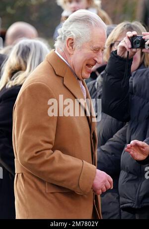 König Karl III. Spricht mit den Wunschwünschen, wenn er ankommt, um an einer morgendlichen Kirchenfeier in der Castle Rising Church in Norfolk teilzunehmen. Foto: Sonntag, 8. Januar 2023. Stockfoto