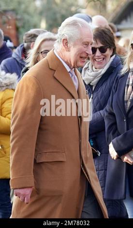 König Karl III. Spricht mit den Wunschwünschen, wenn er ankommt, um an einer morgendlichen Kirchenfeier in der Castle Rising Church in Norfolk teilzunehmen. Foto: Sonntag, 8. Januar 2023. Stockfoto