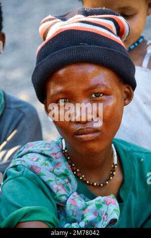 Gesichter der Welt: Frau mit roter Gesichtsfarbe im Kalihari Stockfoto