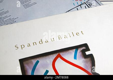 Viersen, Deutschland - November 9. 2022 Uhr: Kurzfilm eines isolierten Albums aus Vinyl, das aus der britischen 80s neuen romantischen Band Spandau Ballet stammt Stockfoto