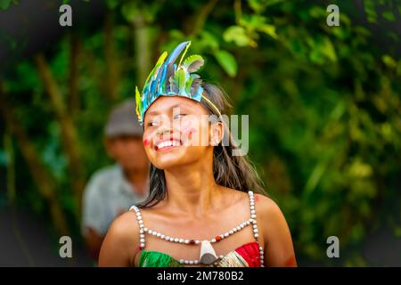 Gesichter der Welt: Riberenos Girl in festlicher Kleidung im peruanischen Amazonas Stockfoto