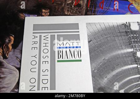Viersen, Deutschland - November 9. 2022: Nahaufnahme des isolierten Vinylcover der britischen Band Matt Bianco Stockfoto