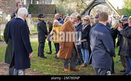 König Karl III. Spricht mit den Wunschwünschen, wenn er ankommt, um an einer morgendlichen Kirchenfeier in der Castle Rising Church in Norfolk teilzunehmen. Foto: Sonntag, 8. Januar 2023. Stockfoto