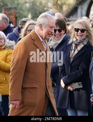 König Karl III. Spricht mit den Wunschwünschen, wenn er ankommt, um an einer morgendlichen Kirchenfeier in der Castle Rising Church in Norfolk teilzunehmen. Foto: Sonntag, 8. Januar 2023. Stockfoto