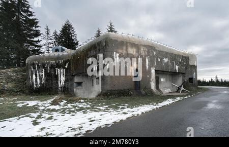 Altes Betonblockhaus Na Holem in Bartosovice, Tschechische Republik, an einem düsteren, bewölkten Wintertag. Militärische Festung, die bei Kälte gebaut wurde Stockfoto