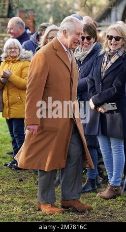 König Karl III. Spricht mit den Wunschwünschen, wenn er ankommt, um an einer morgendlichen Kirchenfeier in der Castle Rising Church in Norfolk teilzunehmen. Foto: Sonntag, 8. Januar 2023. Stockfoto