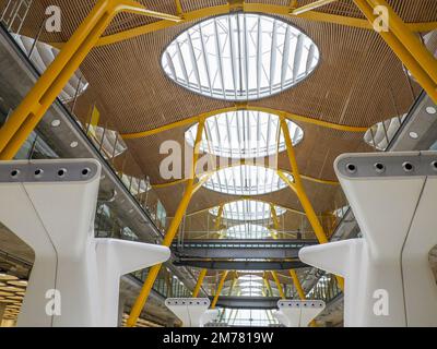 Madrid, Spanien - 2. August 2021: Flughafen Barajas. T4 Terminal. Der internationale Flughafen Madrid-Barajas Adolfo Suarez ist der Hauptflughafen der Hauptstadt. I Stockfoto