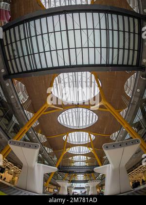 Madrid, Spanien - 2. August 2021: Flughafen Barajas. T4 Terminal. Der internationale Flughafen Madrid-Barajas Adolfo Suarez ist der Hauptflughafen der Hauptstadt. I Stockfoto