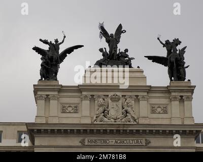 Skulpturen auf dem Gipfel des Formento-Palastes „Landwirtschaftsministerium“ in Madrid, der Hauptstadt Spaniens Stockfoto