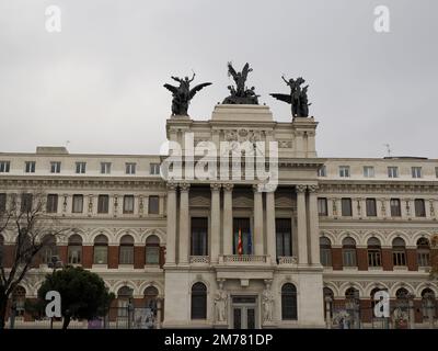 Skulpturen auf dem Gipfel des Formento-Palastes „Landwirtschaftsministerium“ in Madrid, der Hauptstadt Spaniens Stockfoto