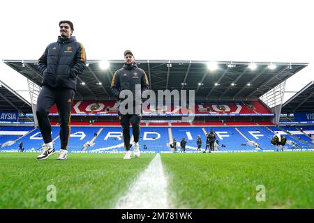 Die Spieler von Leeds United besichtigen das Spielfeld vor dem dritten Spiel des Emirates FA Cup im Cardiff City Stadium. Foto: Sonntag, 8. Januar 2022. Stockfoto