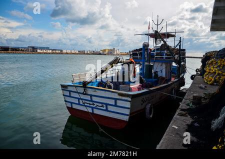 7. Januar 2023, Zarzis, Médenine governorate, Tunesien: Zarzis, Tunis. 07. Januar 2022 Ein Fischereifahrzeug im Hafen von Zarzis im Südosten Tunesiens. Der Innenhafen des Hafens von Zarzis, eine tunesische Küstenstadt in der Nähe der libyschen Grenze, wird von Fischereifahrzeugen genutzt (Bild: © Hasan mrad/IMAGESLIVE via ZUMA Press Wire) Stockfoto