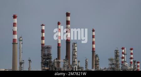 Türme und Schornsteine aus einem Teil einer großen Ölraffinerie. Panorama. Stockfoto