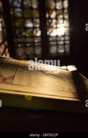 Islamisches vertikales Hintergrundbild. Heiliger Koran in der Moschee bei Sonnenuntergang. Hintergrundfoto einer Ramadan- oder islamischen Geschichte. Istanbul Turkiye - 9.30.2022 Stockfoto