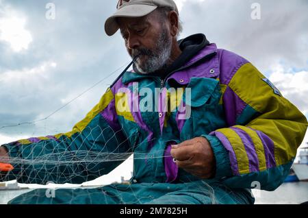 7. Januar 2023, Zarzis, Médenine governorate, Tunesien: Zarzis, Tunis. 07. Januar 2022 Ein Fischer bereitet seine Fischernetze vor, bevor er den Hafen von Zarzis im Südosten Tunesiens verlässt. Der Innenhafen des Hafens von Zarzis, eine tunesische Küstenstadt in der Nähe der libyschen Grenze, wird von Fischereifahrzeugen genutzt (Bild: © Hasan mrad/IMAGESLIVE via ZUMA Press Wire) Stockfoto