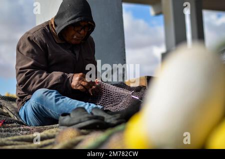 7. Januar 2023, Zarzis, Médenine governorate, Tunesien: Zarzis, Tunis. 07. Januar 2022 Ein Fischer bereitet seine Fischernetze vor, bevor er den Hafen von Zarzis im Südosten Tunesiens verlässt. Der Innenhafen des Hafens von Zarzis, eine tunesische Küstenstadt in der Nähe der libyschen Grenze, wird von Fischereifahrzeugen genutzt (Bild: © Hasan mrad/IMAGESLIVE via ZUMA Press Wire) Stockfoto