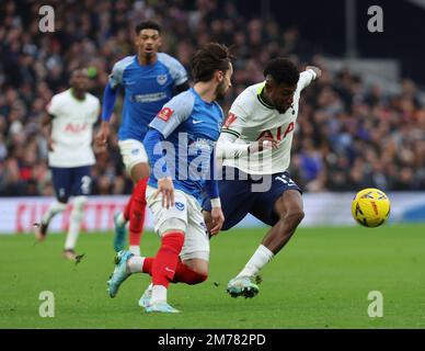 Tottenham Hotspur's Emerson Royal während des dritten Fußballspiels des FA Cup zwischen Tottenham Hotspur und Portsmouth im Tottenham Hotspur Stadium in Stockfoto