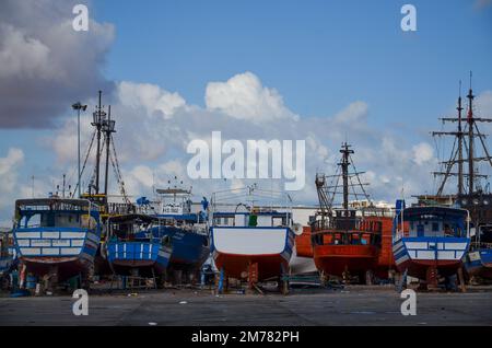 7. Januar 2023, Zarzis, Médenine governorate, Tunesien: Zarzis, Tunis. 07. Januar 2022 Fischereifahrzeuge im Hafen von Zarzis im Südosten Tunesiens. Der Innenhafen des Hafens von Zarzis, eine tunesische Küstenstadt in der Nähe der libyschen Grenze, wird von Fischereifahrzeugen genutzt (Bild: © Hasan mrad/IMAGESLIVE via ZUMA Press Wire) Stockfoto