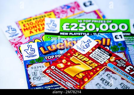 Exeter, Vereinigtes Königreich - Januar 2023: Auswahl der Rubbelkarten der britischen National Lottery, die erstmals von Camelot im Jahr 1994 eingeführt wurden Stockfoto