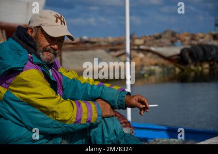 7. Januar 2023, Zarzis, Médenine governorate, Tunesien: Zarzis, Tunis. 07. Januar 2022 Ein Fischer macht eine Pause, bevor er vom Hafen von Zarzis im Südosten Tunesiens absegelt. Der Innenhafen des Hafens von Zarzis, eine tunesische Küstenstadt in der Nähe der libyschen Grenze, wird von Fischereifahrzeugen genutzt (Bild: © Hasan mrad/IMAGESLIVE via ZUMA Press Wire) Stockfoto