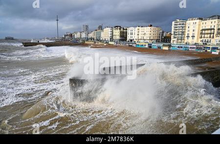 Brighton UK 8. Januar 2023 - riesige Wellen stürzen sich auf den Strand und die Küste von Brighton, während Stürme die Südküste heute mit einer Mischung aus starkem Wind, Sonnenschein und Regen treffen : Credit Simon Dack / Alamy Live News Stockfoto