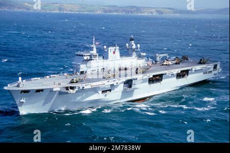 HMS Ocean war ein Landeplattform-Helikopter, früher der Hubschrauberträger des Vereinigten Königreichs und das Flaggschiff der Royal Navy. Sie wurde zur Unterstützung amphibischer Landungsoperationen und zur Unterstützung des Personals des Befehlshabers der britischen Amphibienstreitkräfte und des Befehlshabers der britischen Landingstreitkräfte entworfen. Sie wurde Mitte der 1990er Jahre von Kvaerner Govan auf dem Fluss Clyde gebaut und von VSEL in Barrow-in-Furness ausgestattet, bevor sie getestet und anschließend in Betrieb genommen wurde. Ocean wurde im September 1998 in ihrem Heimathafen HMNB Devonport, Plymouth, in Auftrag gegeben. Stockfoto