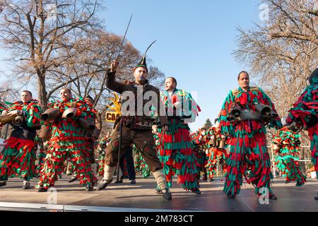 Sofia, Bulgarien. 08. Januar 2023 Kukeri-Tänzer mit komplexen Kostümen und Glocken tanzen auf der Bühne beim jährlichen Surva Winter Festival in der bulgarischen Hauptstadt. Kredit: Ognyan Yosifov/Alamy Live News Stockfoto