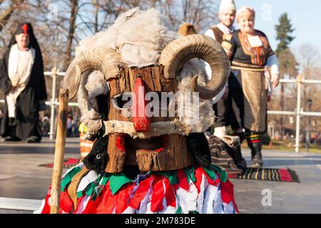 Sofia, Bulgarien. 08. Januar 2023 Kukeri-Tänzer mit aufwendiger Holzmaske beim jährlichen Surva-Winterfestival in der bulgarischen Hauptstadt. Kredit: Ognyan Yosifov/Alamy Live News Stockfoto