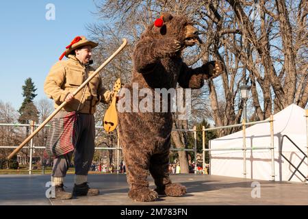 Sofia, Bulgarien. 08. Januar 2023 Ein Mann und ein bärkostümierter Charakter präsentieren ein traditionelles Ritual beim jährlichen Surva Winterfestival in der bulgarischen Hauptstadt. Kredit: Ognyan Yosifov/Alamy Live News Stockfoto