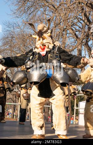 Sofia, Bulgarien. 08. Januar 2023 Kukeri-Tänzer mit komplexen Kostümen und Glocken tanzen auf der Bühne beim jährlichen Surva Winter Festival in der bulgarischen Hauptstadt. Kredit: Ognyan Yosifov/Alamy Live News Stockfoto