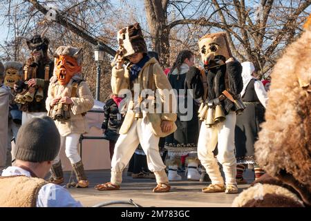 Sofia, Bulgarien. 08. Januar 2023 Kukeri-Tänzer mit komplexen Kostümen und Glocken tanzen auf der Bühne beim jährlichen Surva Winter Festival in der bulgarischen Hauptstadt. Kredit: Ognyan Yosifov/Alamy Live News Stockfoto