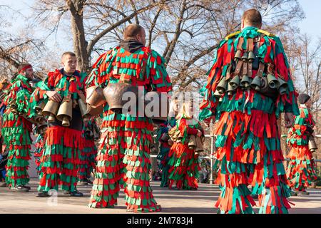 Sofia, Bulgarien. 08. Januar 2023 Kukeri-Tänzer mit komplexen Kostümen und Glocken tanzen auf der Bühne beim jährlichen Surva Winter Festival in der bulgarischen Hauptstadt. Kredit: Ognyan Yosifov/Alamy Live News Stockfoto