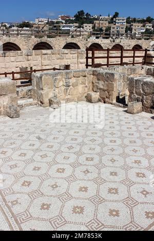 Restaurierter Mosaikboden der byzantinischen Marianos-Kirche (AD 570-749), Jerash, Jordanien Stockfoto