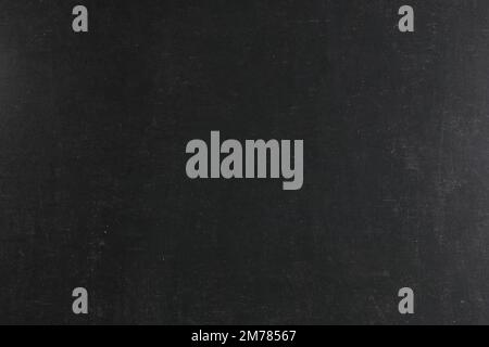 Struktur der Schultafel, Tafel, Tafel. Leeres schwarzes Brett mit Spuren von Kreide. Das Konzept von Wirtschaft und Ausbildung. Speicherplatz kopieren Stockfoto