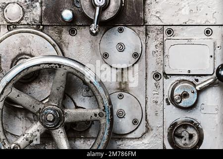 Alte Drehmaschine für die Metallverarbeitung. Typ der Metallmaschinenteile in der Fabrikdrehstätte. Industrieller Hintergrund. Industrieanlagen. Stockfoto