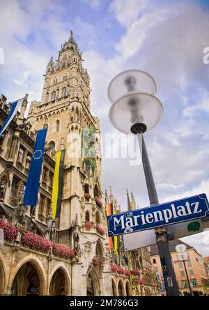 Das Rathaus Glockenspiel am Marienplatz im Zentrum von München. Stockfoto