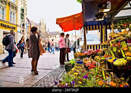 Ein Blumenstand in der Nähe des Marienplatzes und des Rathauses in München. Stockfoto