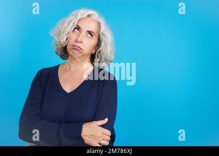 Reife Frau, die mit Langeweile aufsieht Stockfoto
