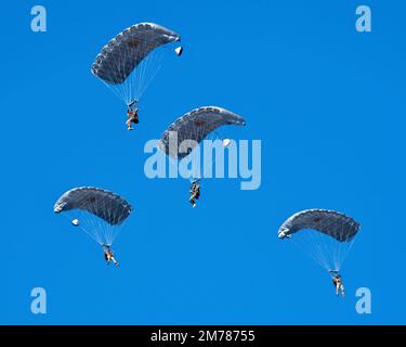 Narashino, Japan. 08. Januar 2023. Soldaten der US-amerikanischen, britischen und australischen Armee werden während der Neujahrsübung von der japanischen GSDF 1. Airborne Brigade am Narashino Training Area in der Präfektur Chiba, Japan, am Sonntag, den 8. Januar 2023 in einem Fallschirm gesehen. Foto: Keizo Mori/UPI Credit: UPI/Alamy Live News Stockfoto