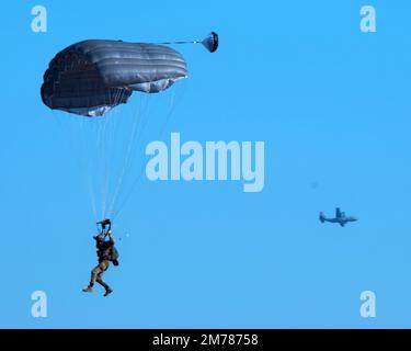 Narashino, Japan. 08. Januar 2023. Soldaten der australischen Armee werden während der Neujahrsübung von der japanischen GSDF 1. Airborne Brigade am Narashino Training Area in der Präfektur Chiba, Japan, am Sonntag, den 8. Januar 2023 in einem Fallschirm gesehen. Foto: Keizo Mori/UPI Credit: UPI/Alamy Live News Stockfoto