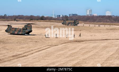 Narashino, Japan. 08. Januar 2023. Soldaten der US- und britischen Armee nehmen am Sonntag, den 8. Januar 2023, an der Neujahrsübung der japanischen GSDF 1. Airborne Brigade im Narashino Training Area in der Präfektur Chiba, Japan, Teil. Foto: Keizo Mori/UPI Credit: UPI/Alamy Live News Stockfoto