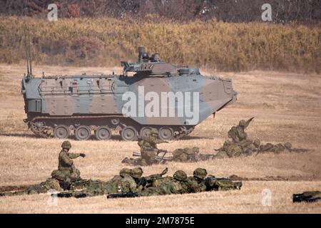 Narashino, Japan. 08. Januar 2023. Die AAV7 der japanischen Bodenselbstverteidigungseinheit (Sturmflugzeug) nehmen am 8. Januar 2023 im Narashino Training Area in der Präfektur Chiba, Japan, an der Neujahrsübung der japanischen GSDF 1. Airborne Brigade Teil. Foto: Keizo Mori/UPI Credit: UPI/Alamy Live News Stockfoto