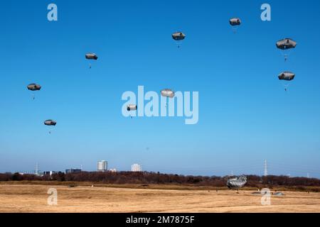 Narashino, Japan. 08. Januar 2023. Soldaten der US- und britischen Armee werden während der Neujahrsübung von der japanischen GSDF 1. Airborne Brigade am Narashino Training Area in der Präfektur Chiba, Japan, am Sonntag, den 8. Januar 2023 in einem Fallschirm landen sehen. Foto: Keizo Mori/UPI Credit: UPI/Alamy Live News Stockfoto