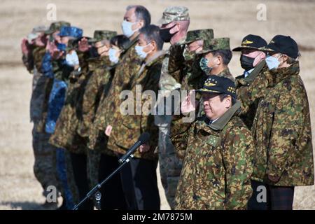 Narashino, Japan. 08. Januar 2023. Der japanische Verteidigungsminister Yasukazu Hamada hält am Sonntag, den 8. Januar 2023, eine Rede während der Neujahrsübung der japanischen GSDF 1.-Brigade im Narashino Training Area in der Präfektur Chiba, Japan. Foto: Keizo Mori/UPI Credit: UPI/Alamy Live News Stockfoto