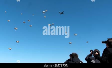 Narashino, Japan. 08. Januar 2023. Soldaten der US- und britischen Armee werden während der Neujahrsübung von der japanischen GSDF 1. Airborne Brigade am Narashino Training Area in der Präfektur Chiba, Japan, am Sonntag, den 8. Januar 2023 in einem Fallschirm landen sehen. Foto: Keizo Mori/UPI Credit: UPI/Alamy Live News Stockfoto